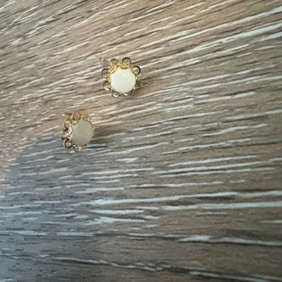 14KT gold filigree stud earrings with opal cabochon - Picture 2 of 5